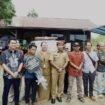 Gubernur Kaltara, Zainal Arifin Paliwang, serahkan bantuan mobil ambulan untuk masyarakat KM 57,