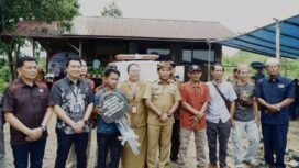 Gubernur Kaltara, Zainal Arifin Paliwang, serahkan bantuan mobil ambulan untuk masyarakat KM 57,