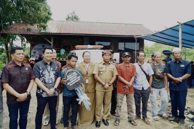 
					Gubernur Kaltara, Zainal Arifin Paliwang, serahkan bantuan mobil ambulan untuk masyarakat KM 57,