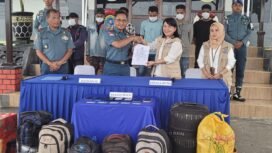 Danlanal Nunukan, Kolonel Laut (P) Handoyo, menyerahkan 6 CTKI dan bayi 5 bulan ke BP3MI Nunukan,