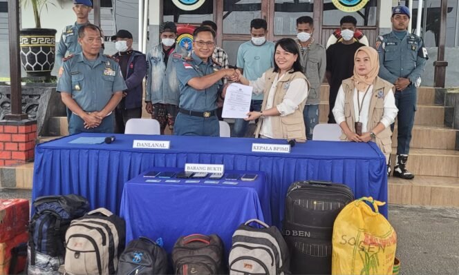 
					Danlanal Nunukan, Kolonel Laut (P) Handoyo, menyerahkan 6 CTKI dan bayi 5 bulan ke BP3MI Nunukan,