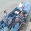 Prajurit LANAL Nunukan mengevakuasi jasad korban Speed Cinta Putri yang pecah di perairan Nunukan, Rabu (29/1/2025).