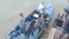 Prajurit LANAL Nunukan mengevakuasi jasad korban Speed Cinta Putri yang pecah di perairan Nunukan, Rabu (29/1/2025).