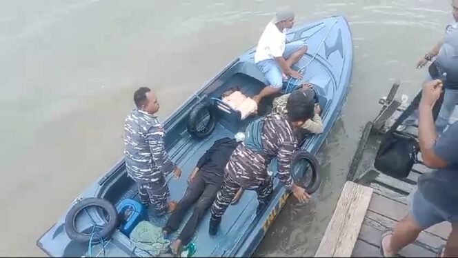 
					Prajurit LANAL Nunukan mengevakuasi jasad korban Speed Cinta Putri yang pecah di perairan Nunukan, Rabu (29/1/2025).