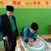 Kepala Kemenag Nunukan, HM Shaberah melihat karya seni Kaligrafi santri,