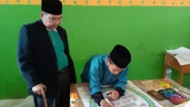 Kepala Kemenag Nunukan, HM Shaberah melihat karya seni Kaligrafi santri,