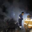Aksi petugas pemadam kebakaran memadamkan api yang membakar kantin SMAN 1 Sebuku, Jumat (24/1/2025) malam, dok.Disdamkar Nunukan.