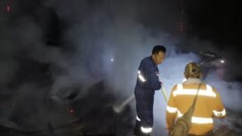 Aksi petugas pemadam kebakaran memadamkan api yang membakar kantin SMAN 1 Sebuku, Jumat (24/1/2025) malam, dok.Disdamkar Nunukan.