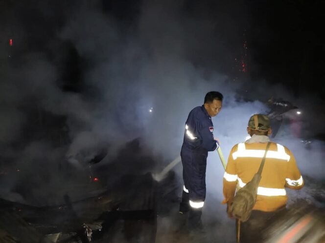 
					Aksi petugas pemadam kebakaran memadamkan api yang membakar kantin SMAN 1 Sebuku, Jumat (24/1/2025) malam, dok.Disdamkar Nunukan.