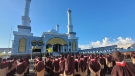 Ratusan anggota Pramuka Gudep SMPIT Ibnu Sina Nunukan, mengikuti upacara pembukaan kemah blok, di Islamic center Nunukan, Kamis (9/1/2025).