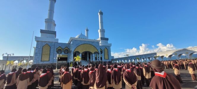 
					Ratusan anggota Pramuka Gudep SMPIT Ibnu Sina Nunukan, mengikuti upacara pembukaan kemah blok, di Islamic center Nunukan, Kamis (9/1/2025).