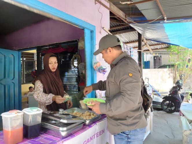 
					Ibu pemilik Kantin Fajar, mengaku berhenti berjualan nasi karena anak anak SMPN I Nunukan mendapat pembagian makan gratis,