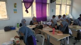 Sejumlah siswa siswi SMAN 2 Nunukan Selatan, menikmati menu MBG,