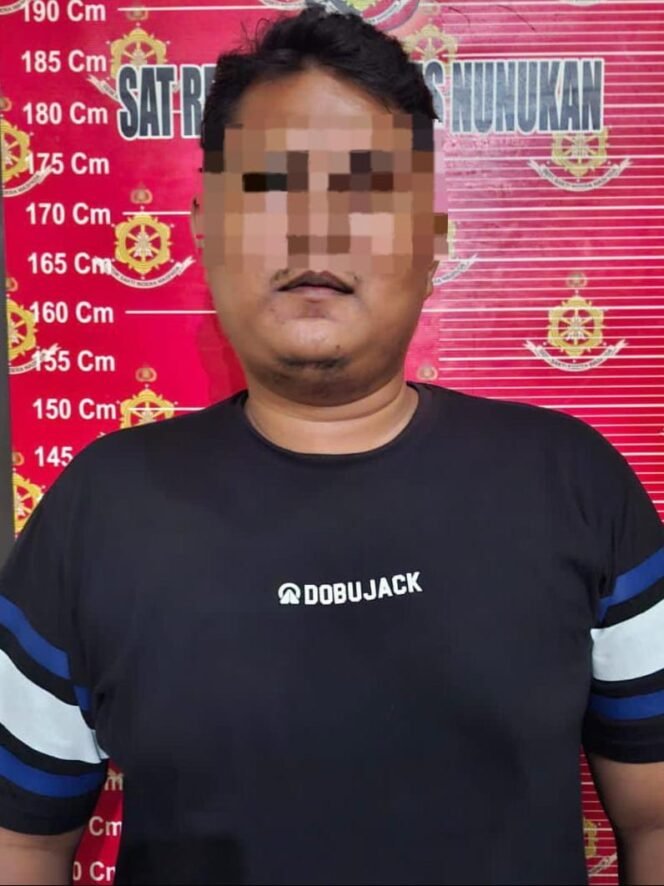 
					SOF (27), tersangka calo TKI yang diamankan polisi saat mencoba menyeberangkan 3 CTKI ilegal ke Malaysia,