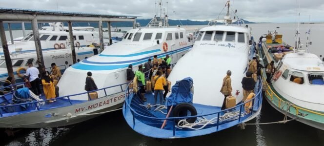 
					Sejumlah kapal laut yang melayani rute pelayaran Nunukan - Malaysia di Pelabuhan Tunon Taka,