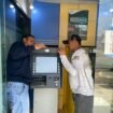 Tekhnisi mesin ATM saat melakukan perbaikan di satu satunya mesin ATM Krayan. (dok.Polsek Krayan Induk).