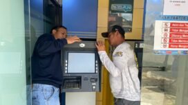 Tekhnisi mesin ATM saat melakukan perbaikan di satu satunya mesin ATM Krayan. (dok.Polsek Krayan Induk).