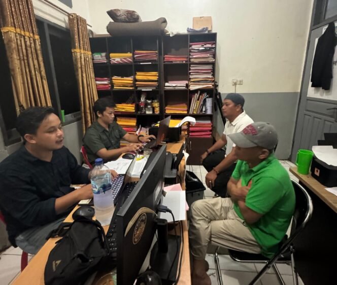 
					Eks Ketua RT 003, Jamaker, Nunukan Barat, Suardi, saat melapor ke Polres Nunukan,