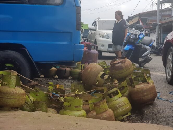 
					Sejumlah tong LPG melon yang tergeletak menunggu pengisian/penggantian LPG baru,