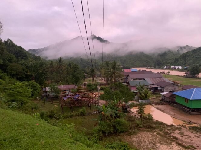 
					Potret Lumbis Hulu pasca banjir kiriman Malaysia merendam daerah ini, pada Jumat (10/1/2025).