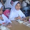 Anak anak murid SDN 001 Nunukan Selatan, saat menikmati MBG yang merupakan Program Nasional gagasan Prabowo - Gibran,