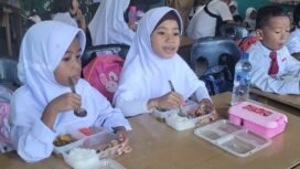 Anak anak murid SDN 001 Nunukan Selatan, saat menikmati MBG yang merupakan Program Nasional gagasan Prabowo - Gibran,