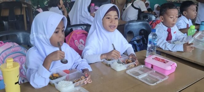 
					Anak anak murid SDN 001 Nunukan Selatan, saat menikmati MBG yang merupakan Program Nasional gagasan Prabowo - Gibran,