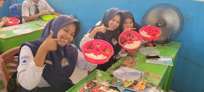 
					Cerianya pelajar SMPN I Nunukan saat menerima MBG perdana,