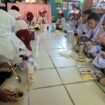 Murid Murid SDN 001 Nunukan Selatan, menikmati hidangan MBG perdana di Nunukan, Senin (6/1/2025).