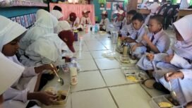 Murid Murid SDN 001 Nunukan Selatan, menikmati hidangan MBG perdana di Nunukan, Senin (6/1/2025).