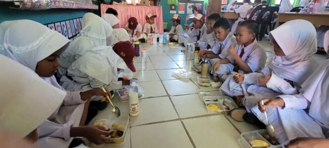 
					Murid Murid SDN 001 Nunukan Selatan, menikmati hidangan MBG perdana di Nunukan, Senin (6/1/2025).