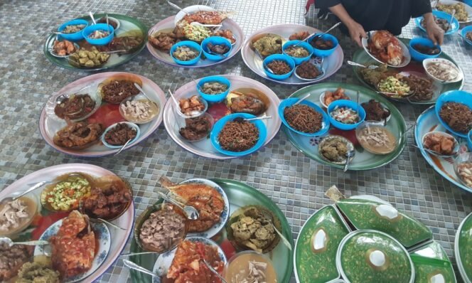
					Sajian menu dalam tradisi Manre Sipulung di momen Isra' Mi'raj di Sei Taiwan, Pulau Sebatik, Senin (27/1/2025). dok.Kahar.