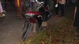 Motor Mio M3 merah yang dikendarai Supriyadi. Ringsek setelah menabrak bak pikap di Jalan Aji Muda, Binusan, Senin (30/12/2024).