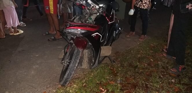 
					Motor Mio M3 merah yang dikendarai Supriyadi. Ringsek setelah menabrak bak pikap di Jalan Aji Muda, Binusan, Senin (30/12/2024).