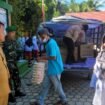 Ketua Yayasan Abi Al Ummi, Hj Orde Baru Hakim (berkerudung), saat mengantar menu MBG perdana, di SDN 001 Nunukan Selatan,