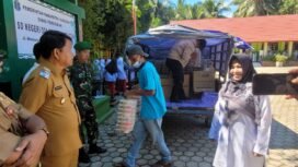 Ketua Yayasan Abi Al Ummi, Hj Orde Baru Hakim (berkerudung), saat mengantar menu MBG perdana, di SDN 001 Nunukan Selatan,