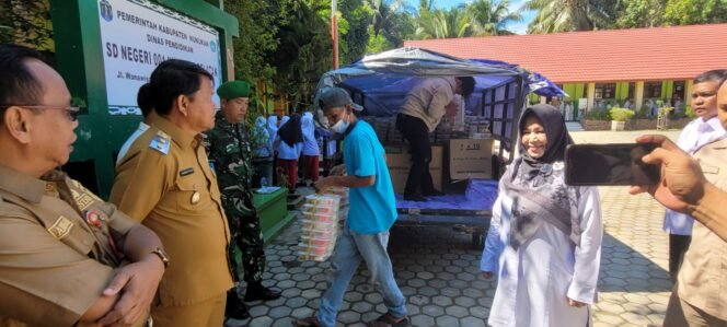 
					Ketua Yayasan Abi Al Ummi, Hj Orde Baru Hakim (berkerudung), saat mengantar menu MBG perdana, di SDN 001 Nunukan Selatan,