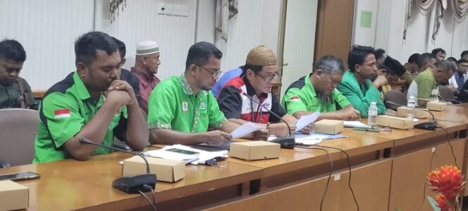 
					Ilustrasi : Hering masalah pemecatan buruh PT SIL SIP. Perusahaan diminta mempekerjakan kembali atau diselesaikan lewat Pansus,