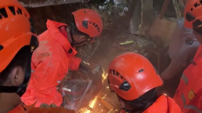 
					Aksi pencarian Lansia korban longsor di Tarakan. Tim SAR menggunakan bor dan gerinda untuk menyingkirkan tembok dan besi reruntuhan bangunan,