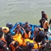 Proses evakuasi korban SB Cinta Putri 3, oleh Tim SAR,