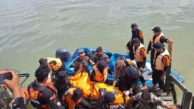 Proses evakuasi korban SB Cinta Putri 3, oleh Tim SAR,