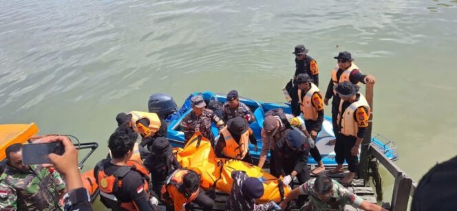 
					Proses evakuasi korban SB Cinta Putri 3, oleh Tim SAR,