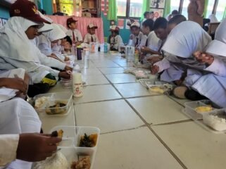 Ilustrasi : Murid murid SDN di Nunukan Selatan, menikmati menu MBG.