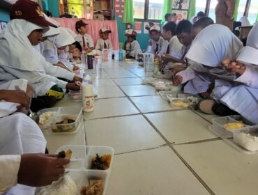 Ilustrasi : Murid murid SDN di Nunukan Selatan, menikmati menu MBG.