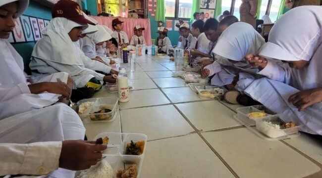 Ilustrasi : Murid murid SDN di Nunukan Selatan, menikmati menu MBG.
