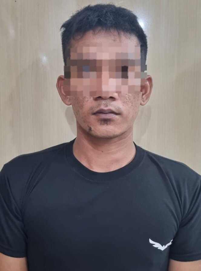 
					SUH (31) warga Jl.Ahmad Yani, Desa Sungai Nyamuk, Sebatik Timur, diamankan polisi saat membungkus pahe sabu sabu.