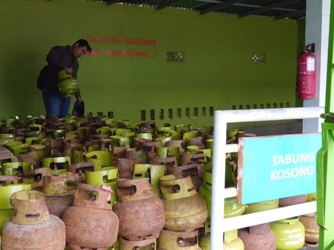 
					Tumpukan tabung LPG melon/subsidi di salah satu agen penyalur Nunukan,