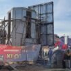 Tugu Adipura di alun alun Nunukan menjadi sorotan. Dibangun sejak Agustus 2024, progres pembangunan baru 52 persen, dengan hasil pengerjaan kasar dan dianggap serampangan, tak layak disebut salah satu maskot kota,
