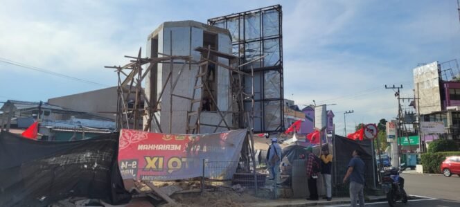 
					Tugu Adipura di alun alun Nunukan menjadi sorotan. Dibangun sejak Agustus 2024, progres pembangunan baru 52 persen, dengan hasil pengerjaan kasar dan dianggap serampangan, tak layak disebut salah satu maskot kota,