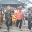Evakuasi salah satu korban speed boat Cinta Putri yang pecah di perairan Nunukan, Rabu (29/1/2025).